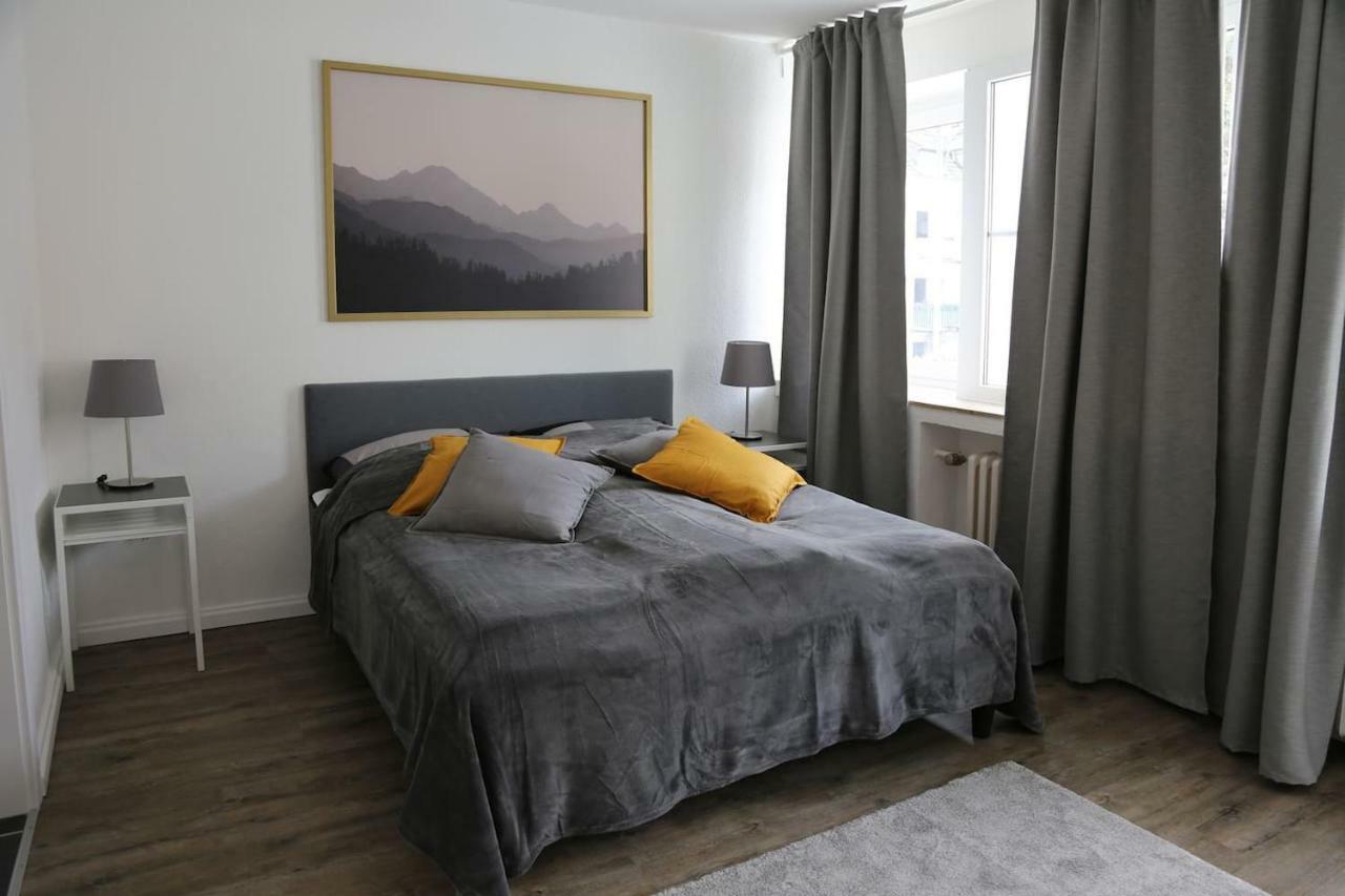 - 20 Km Dus Airport/messe * Krefeld